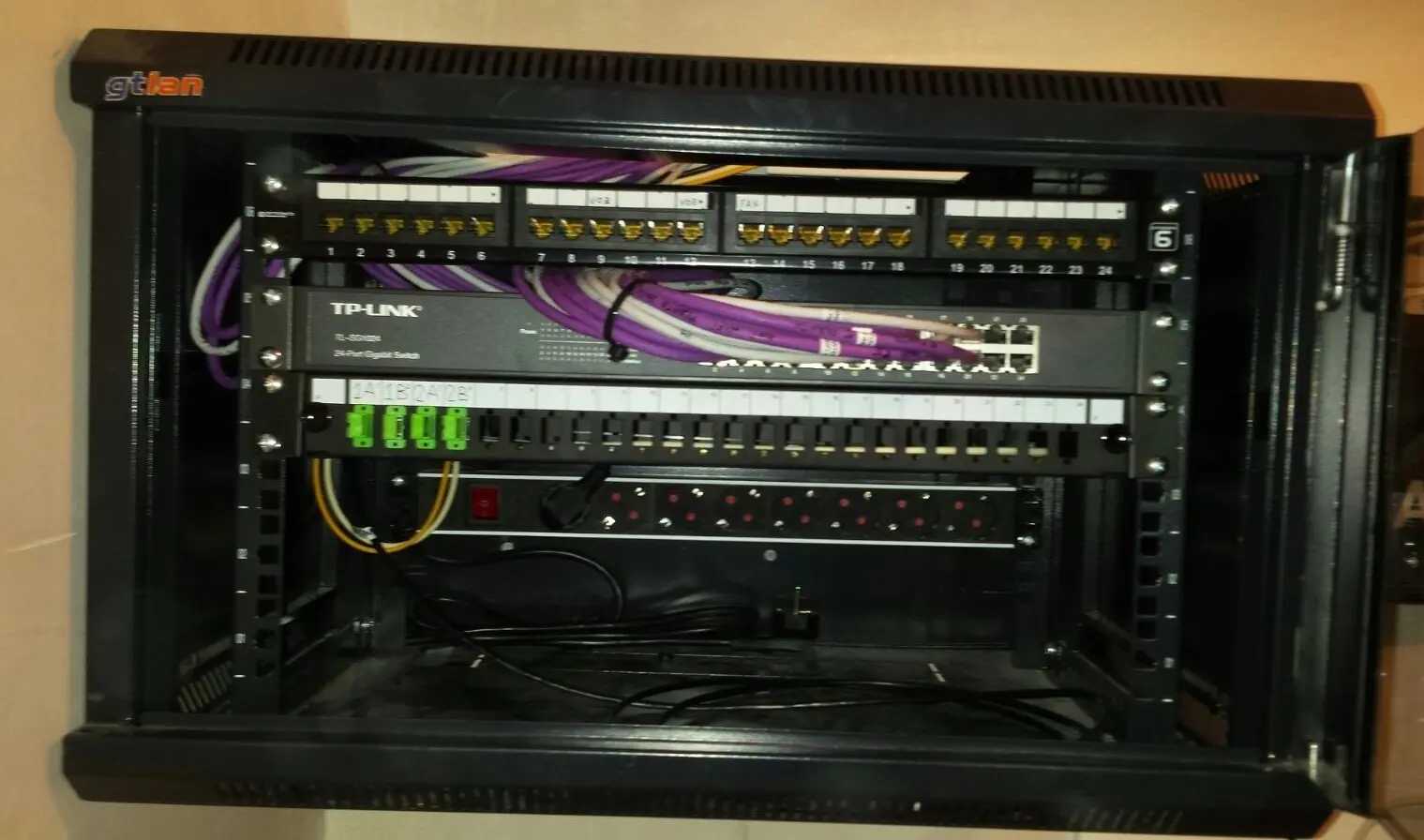 TODO: descripción de "Instalación de fibra óptica"