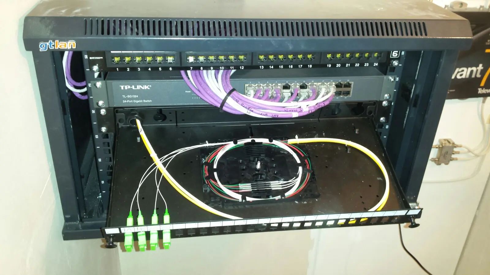 TODO: descripción de "Instalación de fibra óptica"
